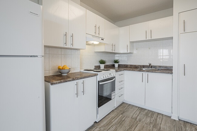 Le Saphir in St. Laurent, QC - Building Photo - Building Photo