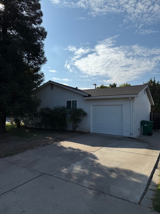 1101 S Ham Ln, Unit Duplex in Lodi, CA - Foto de edificio - Building Photo