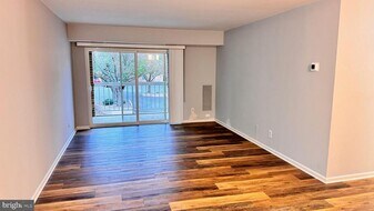 5817 Cove Landing Rd in Burke, VA - Building Photo