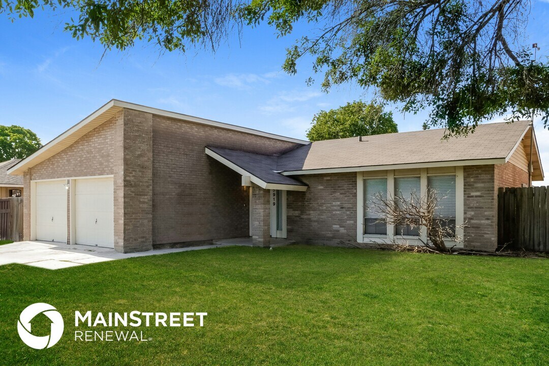 5919 Autumn Lake in San Antonio, TX - Building Photo