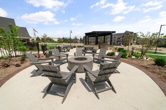 Village Place Apartments in Romeoville, IL - Foto de edificio - Building Photo