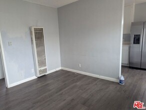 901 W 64th St, Unit 2 in Los Angeles, CA - Building Photo - Building Photo