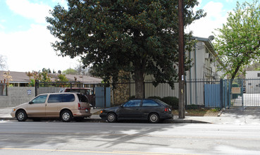 15552 Vanowen St in Van Nuys, CA - Building Photo - Building Photo