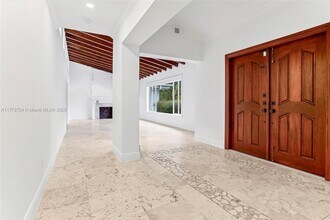 8750 SW 96th St in Miami, FL - Building Photo - Building Photo