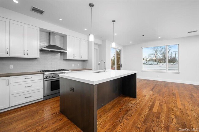 422 E Boston Post Rd in Mamaroneck, NY - Foto de edificio - Building Photo