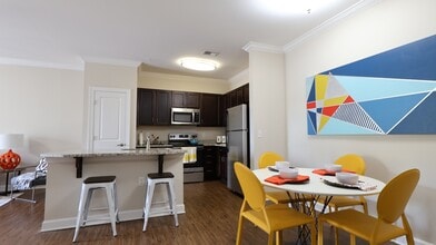 Fairway Village at Stoney Creek in Whitsett, NC - Foto de edificio - Building Photo