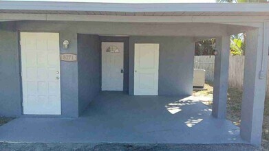8271 Pelican Rd in Englewood, FL - Building Photo - Building Photo