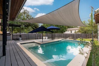 5604 Bull Creek Rd in Austin, TX - Building Photo - Building Photo