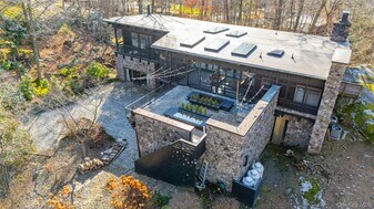 53 Woods Rd in Tuxedo Park, NY - Building Photo