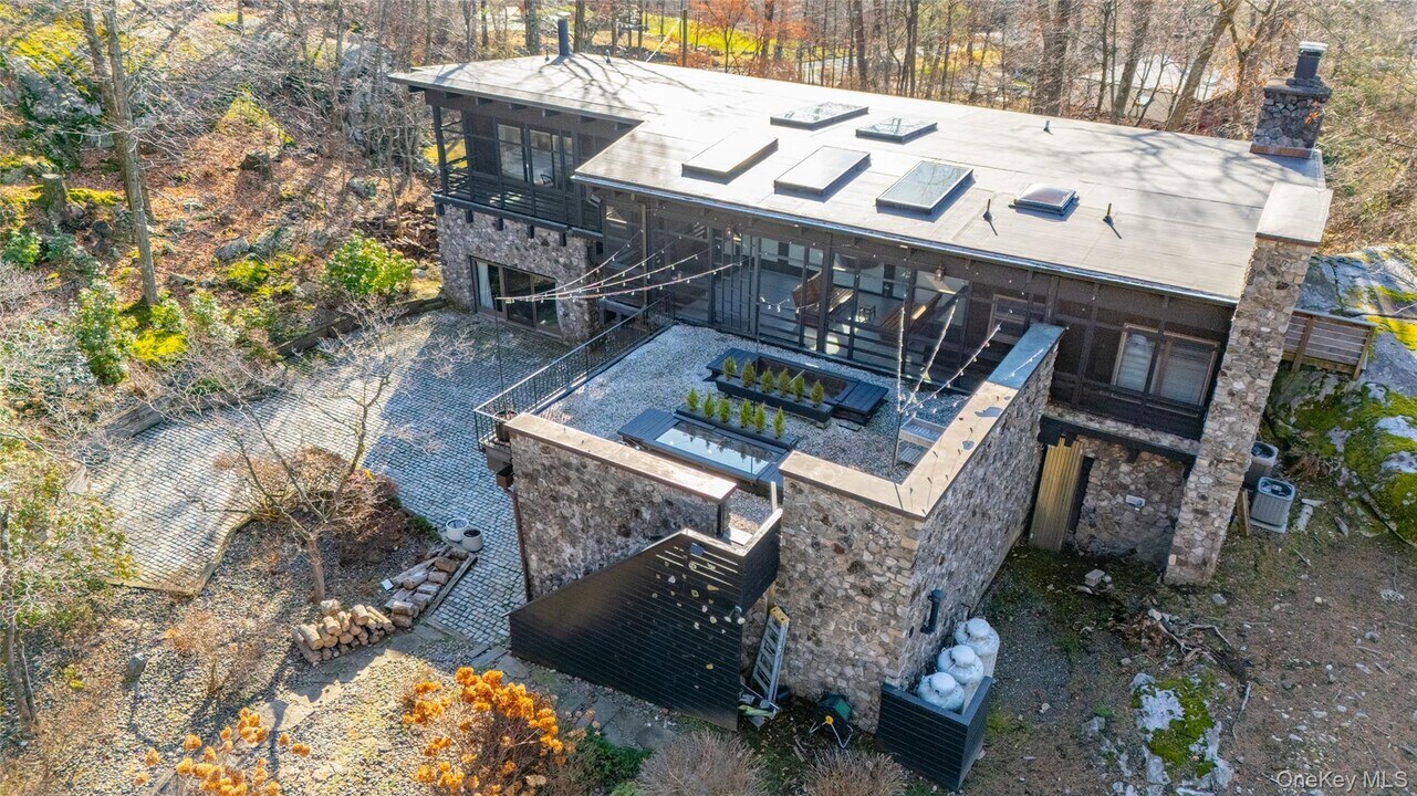 53 Woods Rd in Tuxedo Park, NY - Building Photo