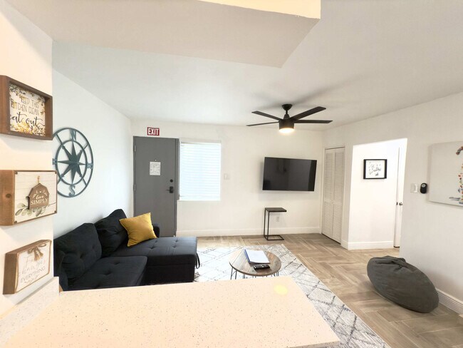 329 Madison St in Hollywood, FL - Building Photo - Building Photo