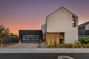 1341 E Pomelo Grove Ln in Phoenix, AZ - Building Photo
