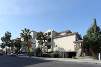 Perinos Luxury Apartments in Los Angeles, CA - Foto de edificio - Building Photo