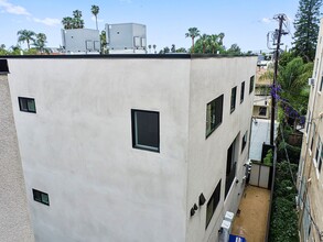 855 N June St, Unit 855.5 in Los Angeles, CA - Foto de edificio - Building Photo