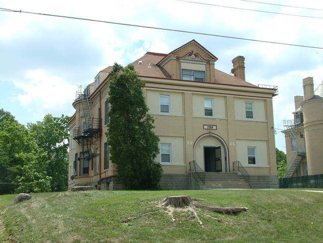 759 Greenwood Ave in Cincinnati, OH - Foto de edificio - Building Photo