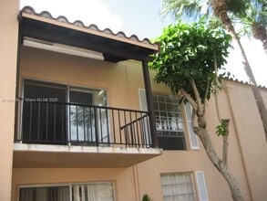 10810 N Kendall Dr in Miami, FL - Building Photo - Building Photo
