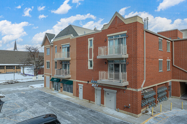 Fountain Pointe Townhomes in Elmhurst, IL - Building Photo - Building Photo