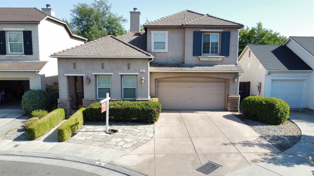 92 W Barcelona Ln in Clovis, CA - Foto de edificio