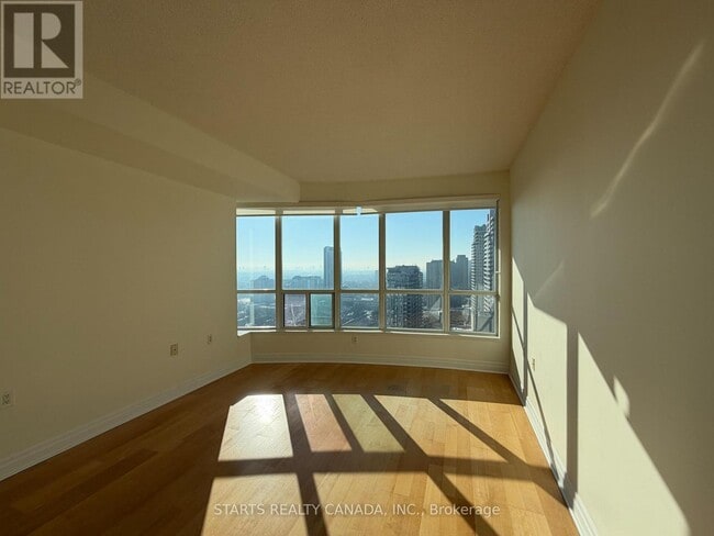 21 Hillcrest Ave in Toronto, ON - Building Photo - Building Photo