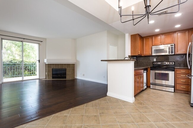 2050 Camino De La Reina in San Diego, CA - Building Photo - Building Photo