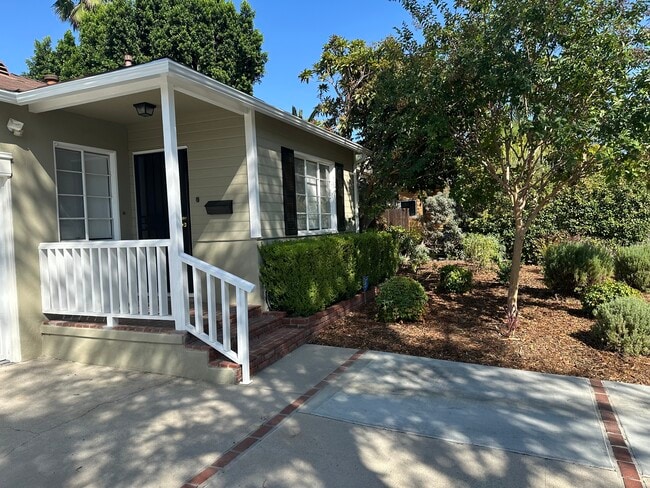 17935 Tiara St in Los Angeles, CA - Building Photo - Building Photo