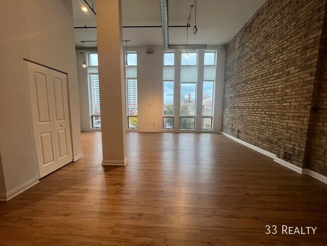 1215 W Gunnison St-Unit -204 in Chicago, IL - Building Photo - Building Photo