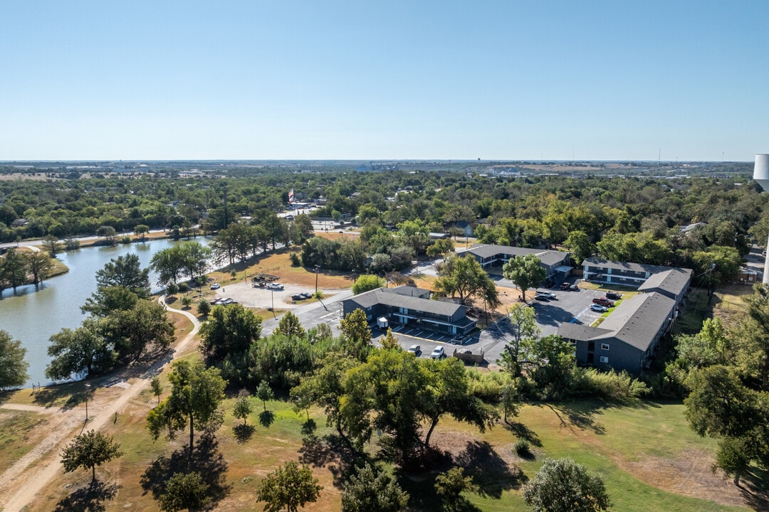 Lakeside Apartments in Taylor, TX - Building Photo
