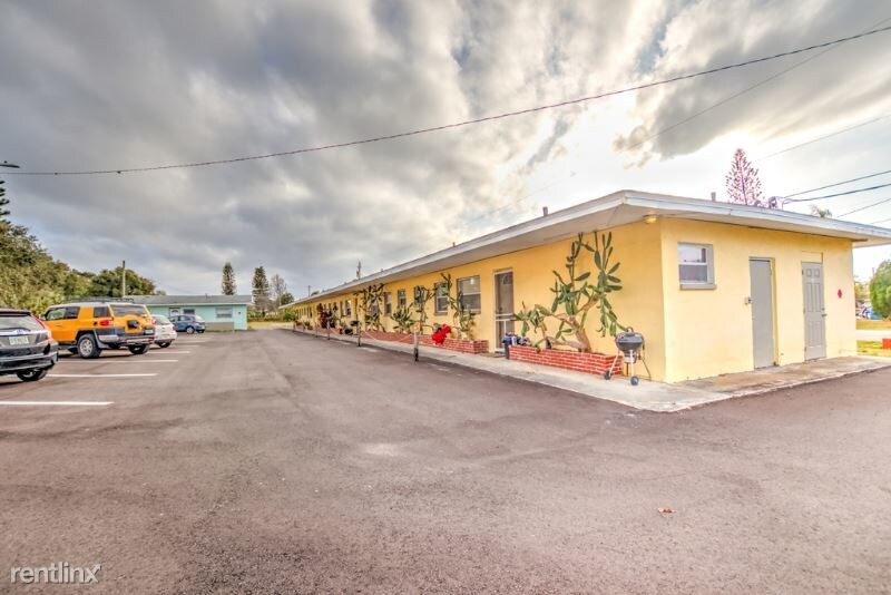 1128 Neptune Dr in Ruskin, FL - Building Photo