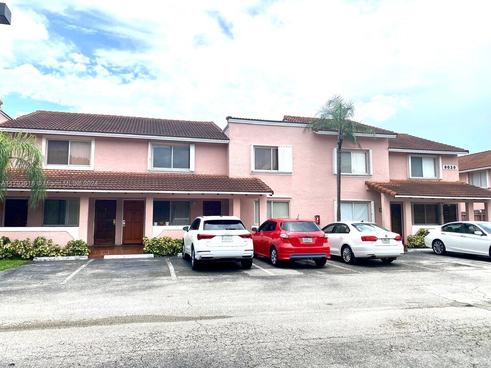 8039 Lake Dr in Doral, FL - Building Photo