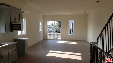 2406 S Dunsmuir Ave, Unit 2406 HALF in Los Angeles, CA - Building Photo - Building Photo