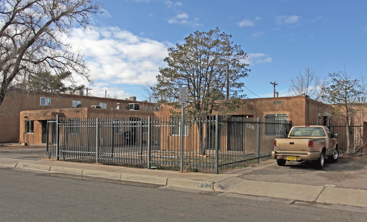 433-439 Alcazar St SE in Albuquerque, NM - Building Photo