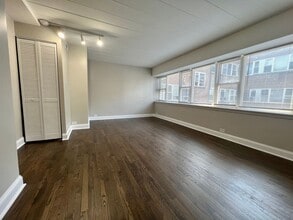 6021 N Fairfield Ave, Unit 2E in Chicago, IL - Building Photo - Building Photo