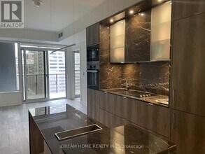 11 Yorkville Ave in Toronto, ON - Building Photo - Building Photo