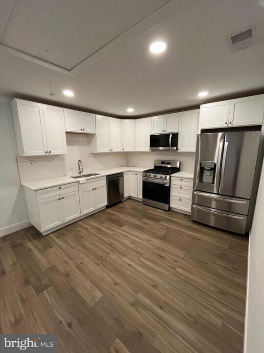 557 Durham Rd in Newtown, PA - Building Photo