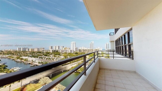 2500 Parkview Dr, Unit 1207 in Hallandale Beach, FL - Building Photo - Building Photo