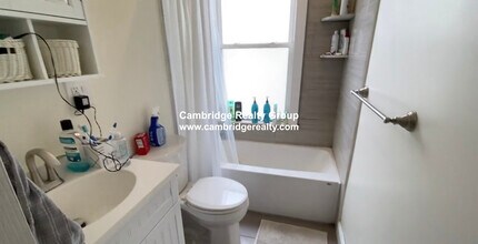 212 Green St, Unit 2T in Cambridge, MA - Building Photo - Building Photo