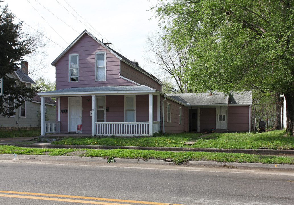 215 NW Gordon St in Topeka, KS - Foto de edificio