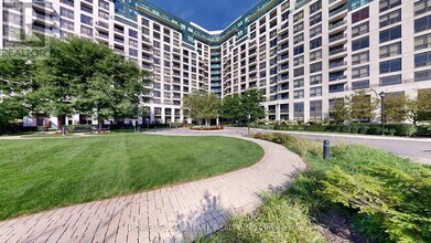 18 Harding Blvd in Richmond Hill, ON - Building Photo - Building Photo