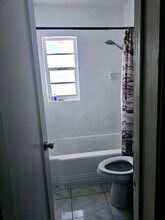 11220 NE 11th Plz, Unit 11220 NE 11th Place in Biscayne Park, FL - Foto de edificio - Building Photo