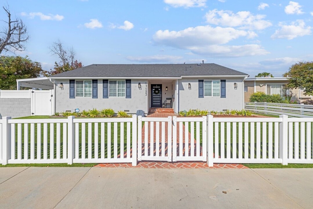 17155 Bullock St in Los Angeles, CA - Building Photo