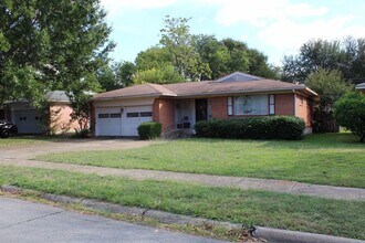 2346 Hillsboro Ave in Dallas, TX - Building Photo - Building Photo