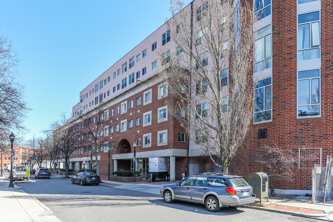 Webster Place Condominiums in Brookline, MA - Foto de edificio - Building Photo