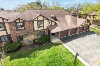 1700 Lakecliffe Dr in Wheaton, IL - Building Photo - Building Photo