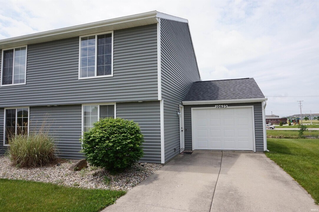 10623 Oak Valley Rd in Fort Wayne, IN - Building Photo