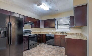 8956 Habersham Dr in Jonesboro, GA - Building Photo - Building Photo