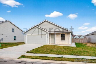 809 Riviera Ct in Seguin, TX - Building Photo - Building Photo