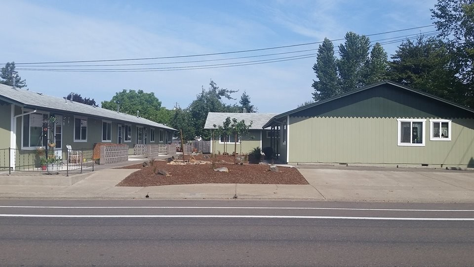 699 Tangent St, Unit 699 in Lebanon, OR - Building Photo