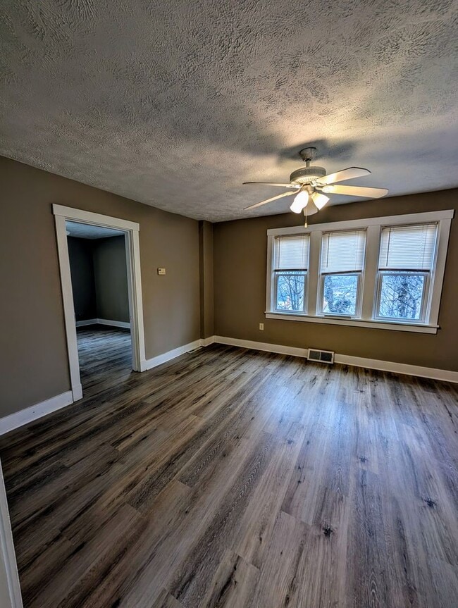 1668 Crafton Blvd in Pittsburgh, PA - Building Photo - Building Photo