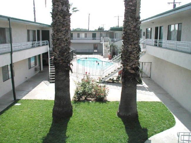 Towers Apartments in Upland, CA - Foto de edificio - Building Photo