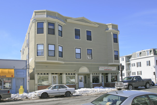 322-328 Main St in Everett, MA - Foto de edificio - Building Photo